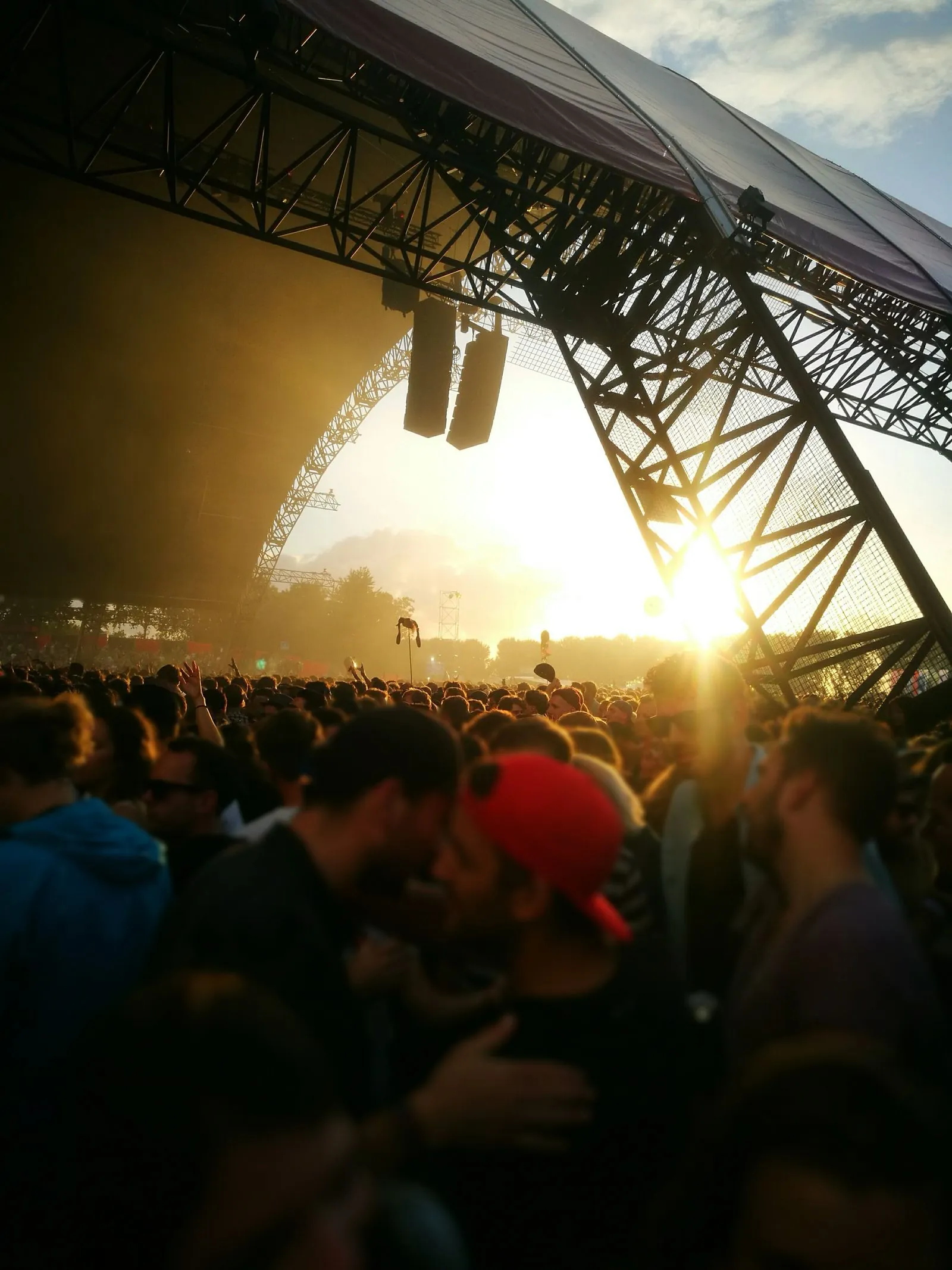 Foule lors d’un concert en plein air au crépuscule, photo d’illustration