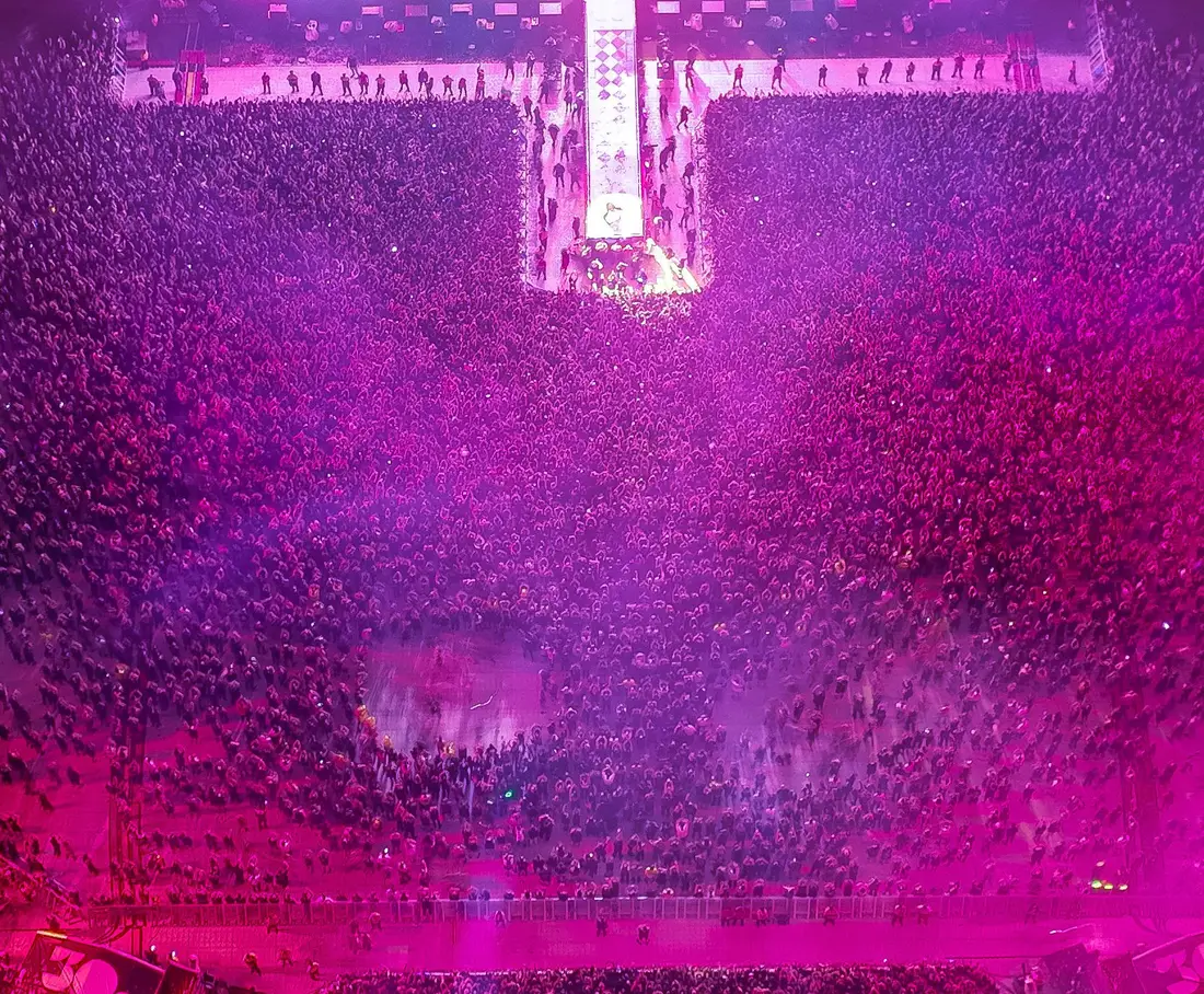 Vue aérienne d’une foule nombreuse lors d’un concert en plein air, photo d’illustration