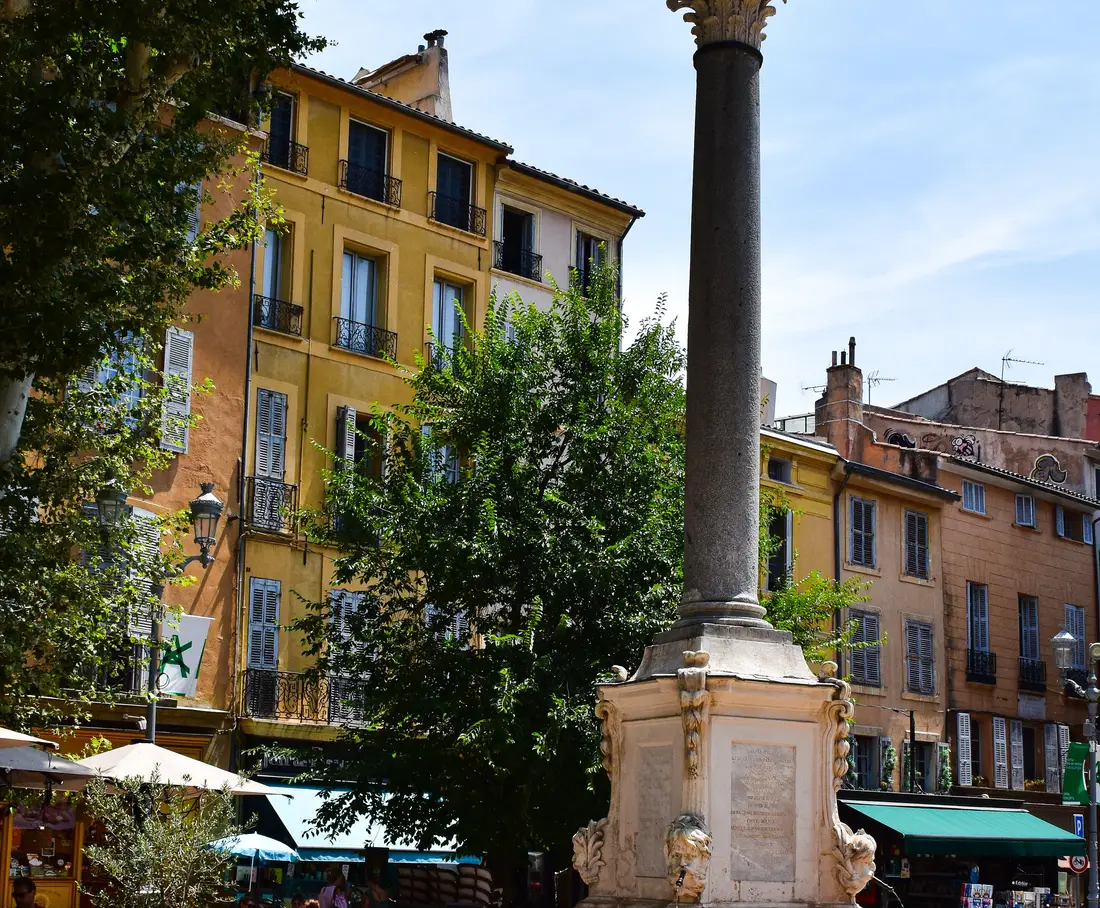 Place animée d’une ville du sud de la France en été, photo d’illustration
