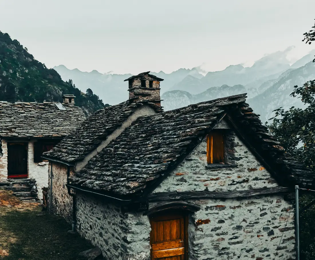 Maisons en pierre typiques d’un village français, photo d’illustration