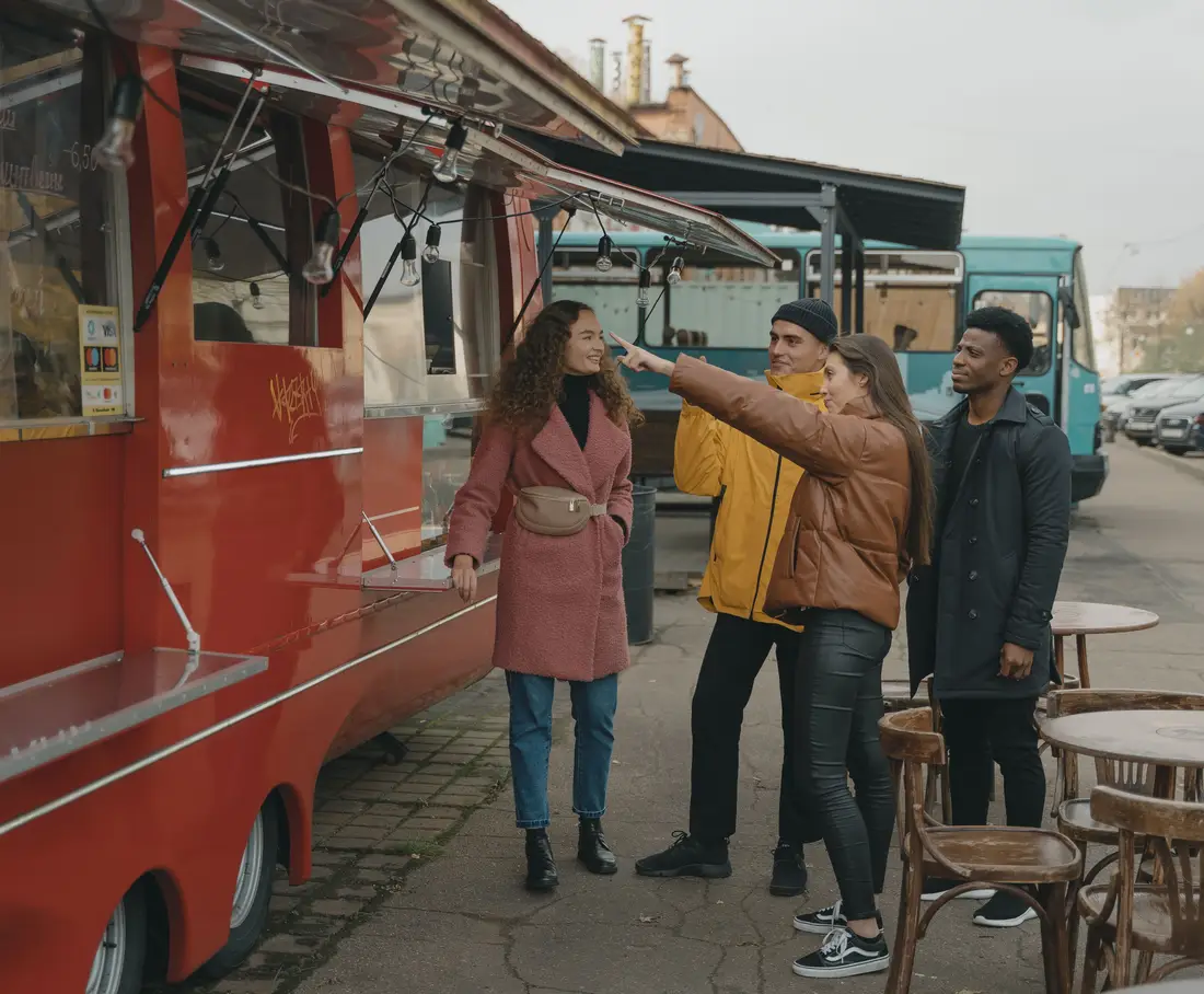 Personnes près d’un food truck lors d’un événement extérieur, photo d’illustration