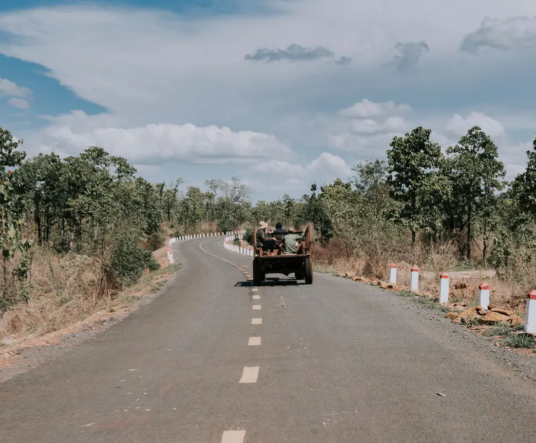 Voiture roulant sur une route de campagne en été, photo d’illustration